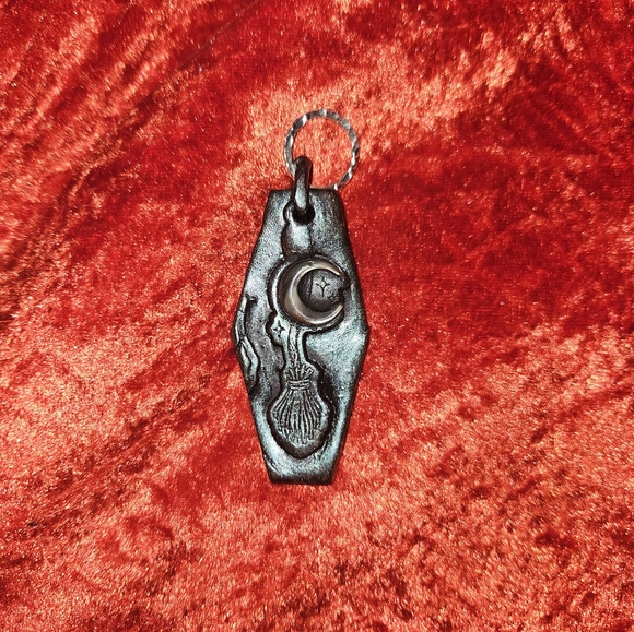 Handmade coffin pendant - with a black moonstone crescent moon - Picture 4 of 4